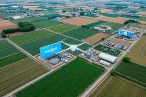 Vista aérea de uma paisagem agrícola moderna com tecnologia.