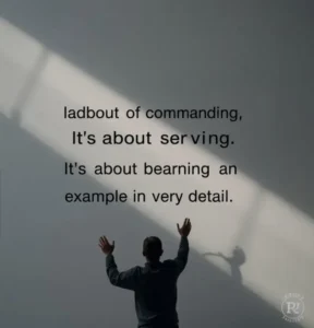 Líder de marketing caminhando com equipe em campo enquanto revisam dados em um tablet.